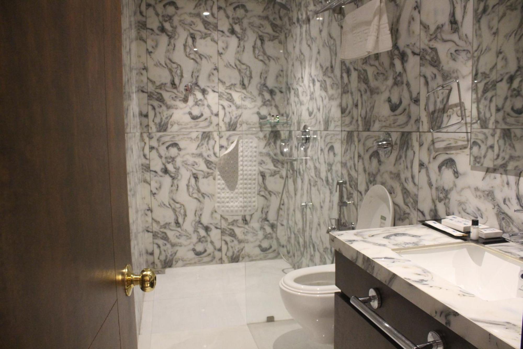 Hotel Madhuban Silvassa Bagian luar foto